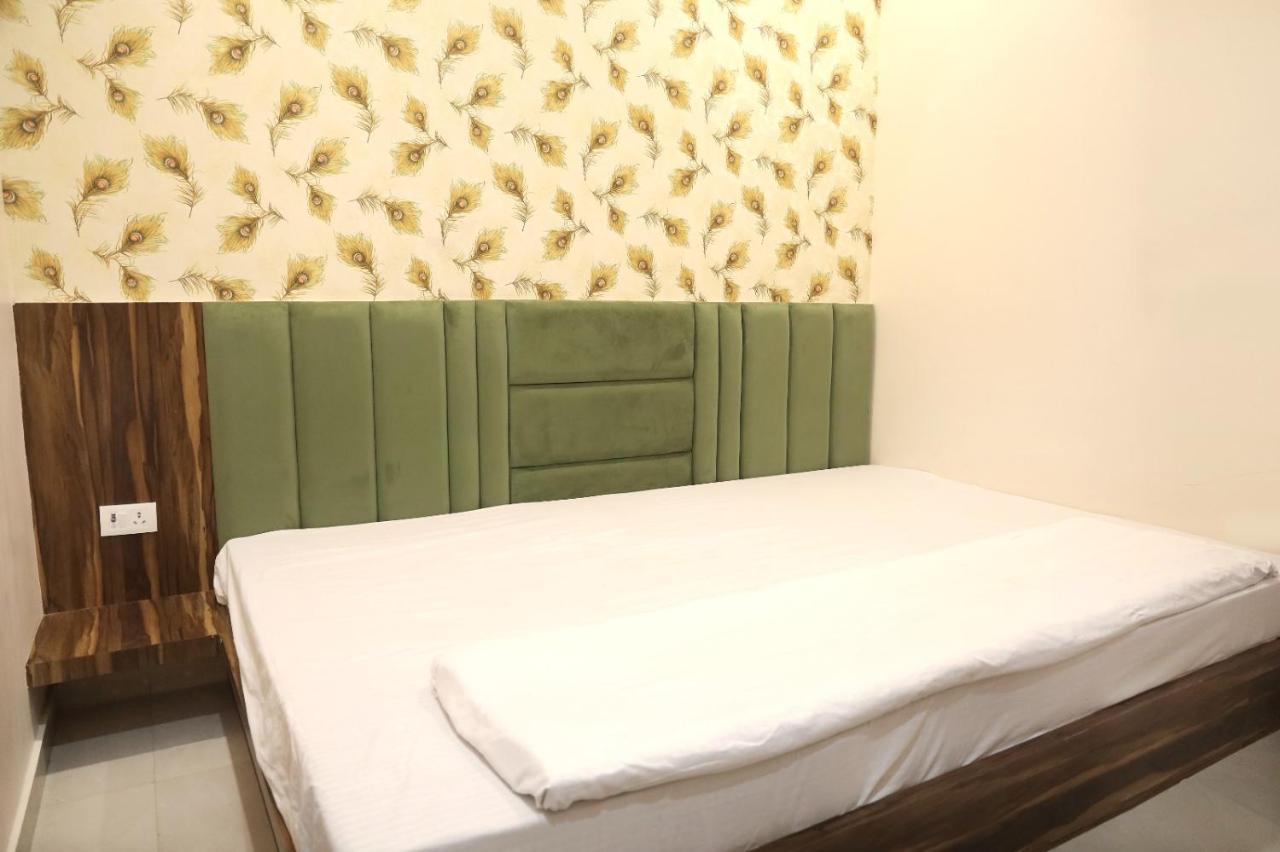 Hotel Keshavam Inn Матхура Экстерьер фото