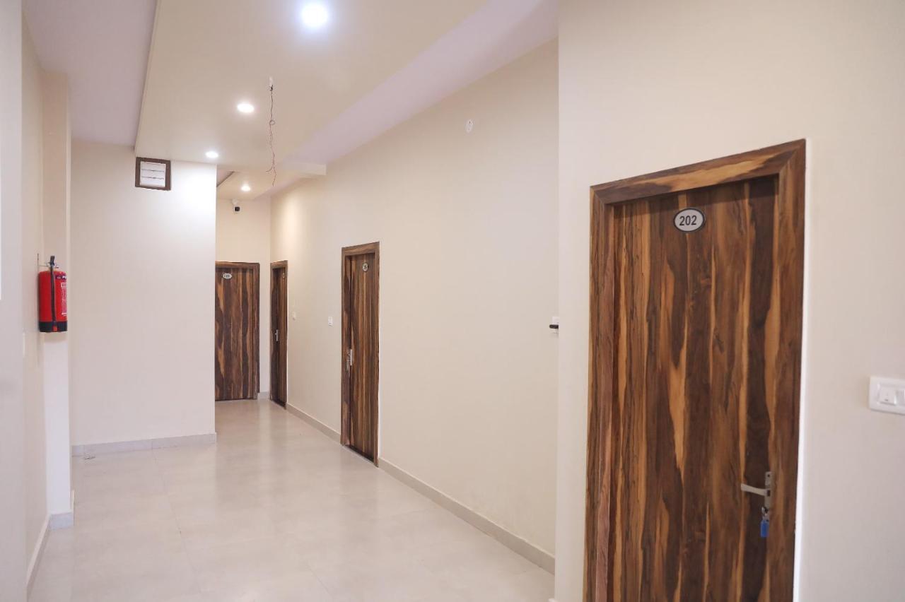 Hotel Keshavam Inn Матхура Экстерьер фото