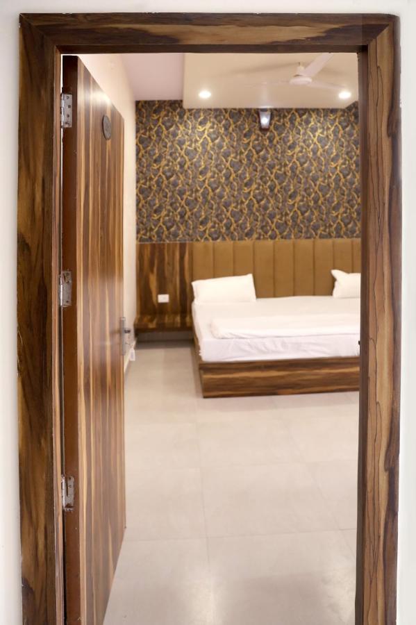 Hotel Keshavam Inn Матхура Экстерьер фото